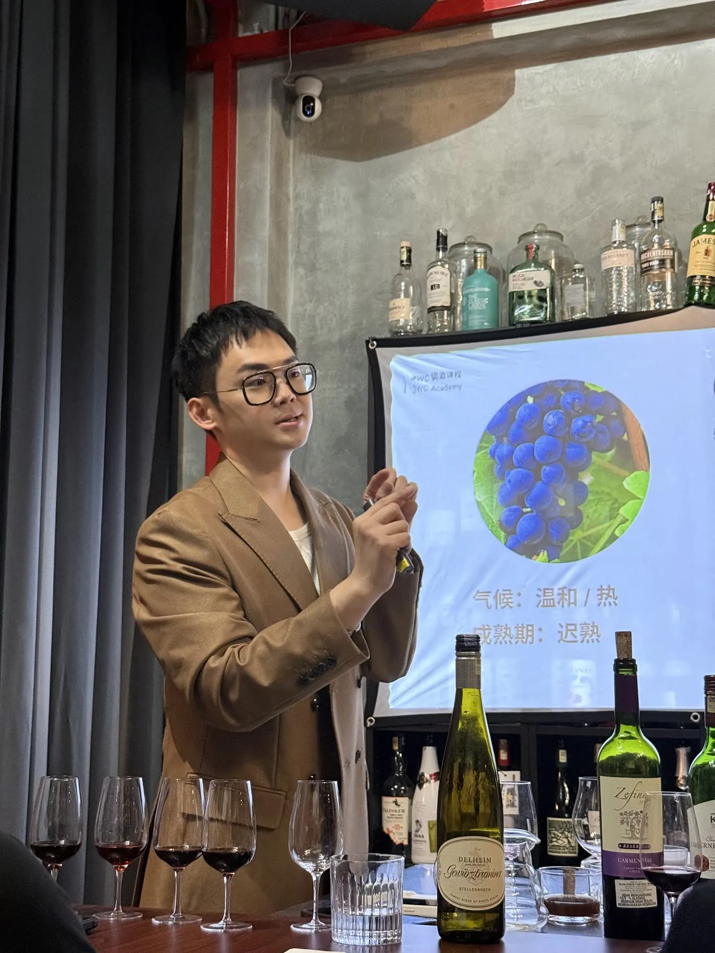 JWC Wine 课程讲师在真实课堂授课